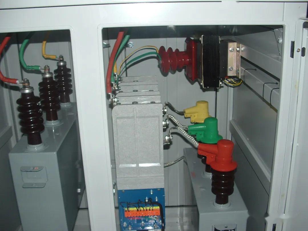 配電室中有哪些類型的低壓配電柜電壓?配電柜主要內部組件是什么?