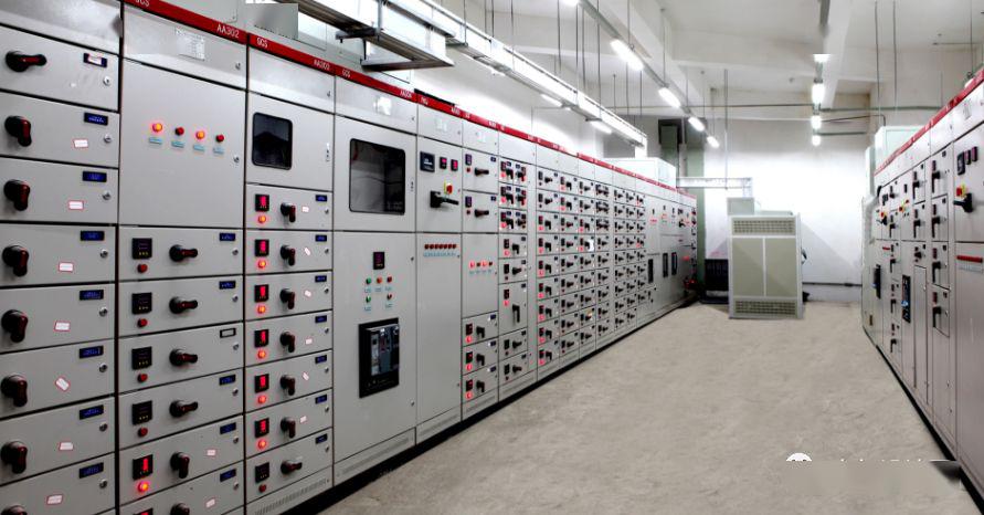 配電室中有哪些類型的低壓配電柜電壓?配電柜主要內部組件是什么?