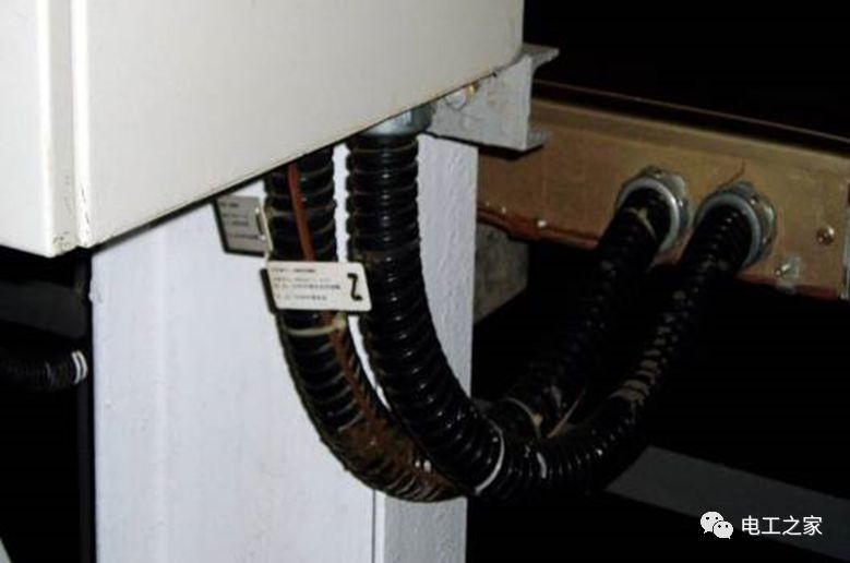 一條完成開關柜安裝，電纜橋架施工，電纜敷設及布線施工，照明配電箱施工