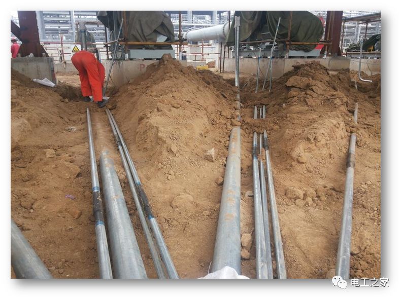 一條完成開關柜安裝，電纜橋架施工，電纜敷設及布線施工，照明配電箱施工