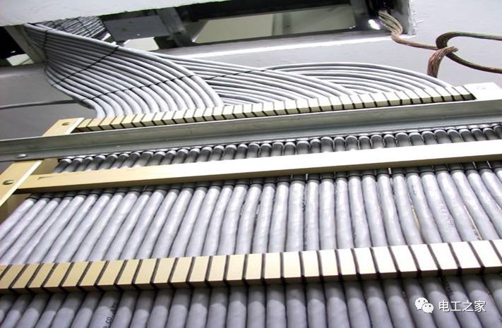 一條完成開關柜安裝，電纜橋架施工，電纜敷設及布線施工，照明配電箱施工