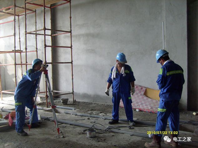 一條完成開關柜安裝，電纜橋架施工，電纜敷設及布線施工，照明配電箱施工