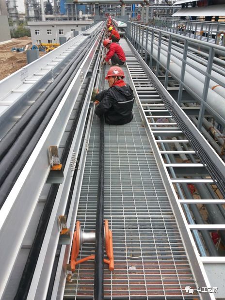 一條完成開關柜安裝，電纜橋架施工，電纜敷設及布線施工，照明配電箱施工