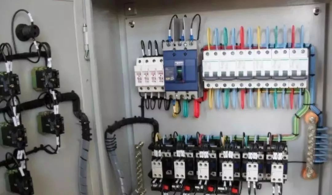 如果計算機房沒有配電箱，會發生什么？