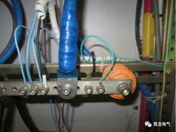 《建筑電氣工程施工質(zhì)量驗(yàn)收規(guī)范》GB50303-2015 配電箱(機(jī)柜)安裝詳細(xì)說明!