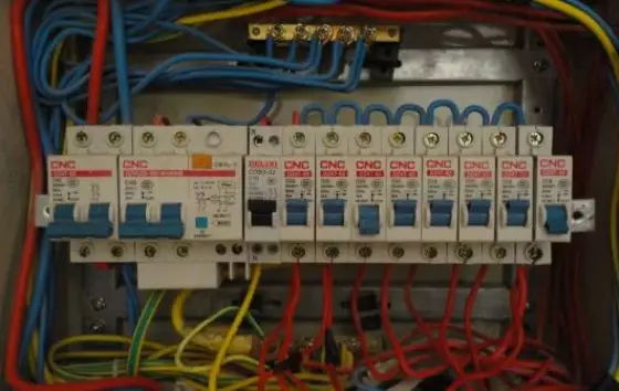 家庭配電箱分配如何合理?這種裝置確保你的家在50年內不會被絆倒。