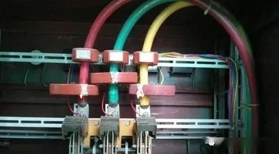 你知道為什么配電箱有些配有1、2或3個電流互感器嗎？