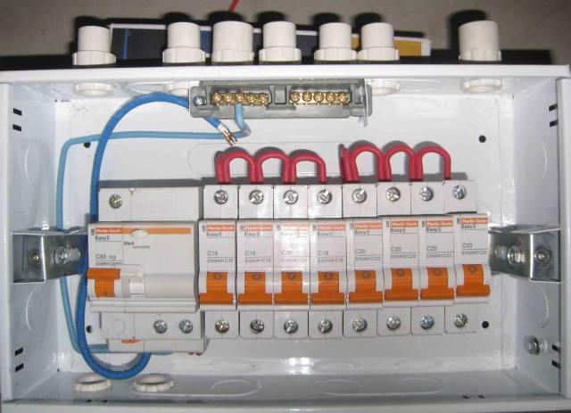 家居裝飾配電箱如何分配丟失的保險更合適?難怪人們總是回家旅游。原來這里有一個錯誤的裝置。