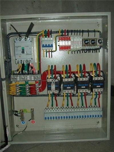 配電箱帶漏電保護(hù)或空？只有有這么多漏洞和空的開口才是安全的。這太實(shí)際了。