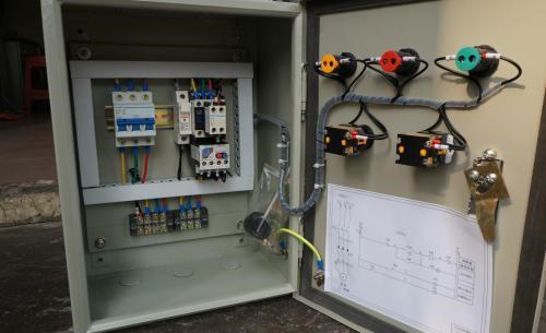 配電箱帶漏電保護(hù)或空？只有有這么多漏洞和空的開口才是安全的。這太實(shí)際了。