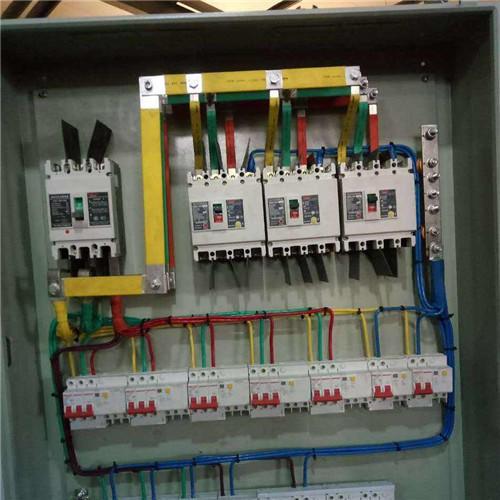 配電箱帶漏電保護(hù)或空？只有有這么多漏洞和空的開口才是安全的。這太實(shí)際了。