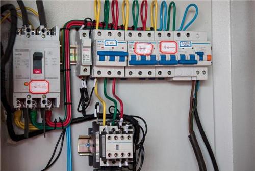 配電箱帶漏電保護(hù)或空？只有有這么多漏洞和空的開口才是安全的。這太實(shí)際了。