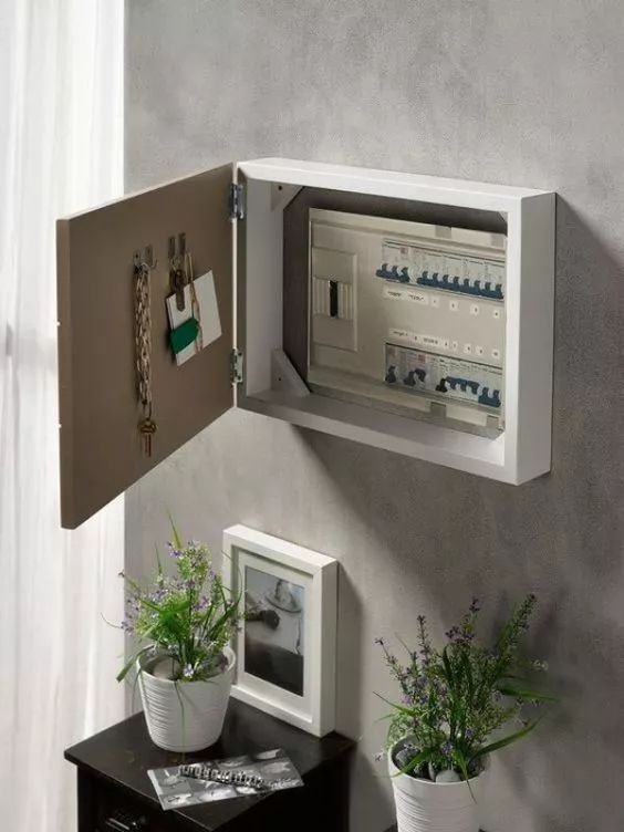 你家人的配電箱隱藏得好嗎?新房子的裝飾看起來很漂亮,因為做得很好。