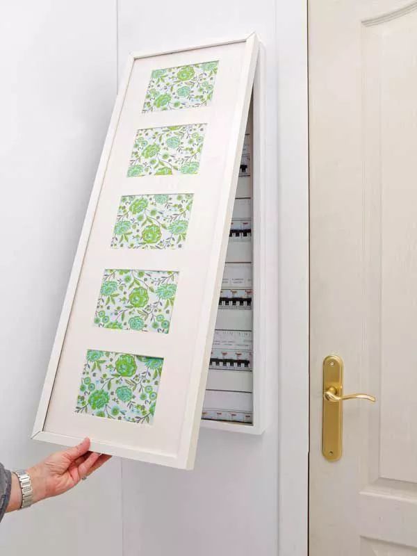 你家人的配電箱隱藏得好嗎?新房子的裝飾看起來很漂亮,因為做得很好。