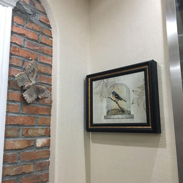 你家人的配電箱隱藏得好嗎?新房子的裝飾看起來很漂亮,因為做得很好。