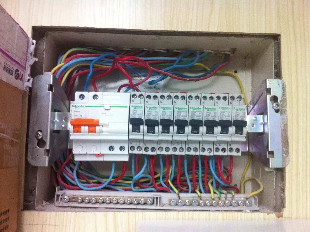 你家人的配電箱隱藏得好嗎?新房子的裝飾看起來很漂亮,因為做得很好。