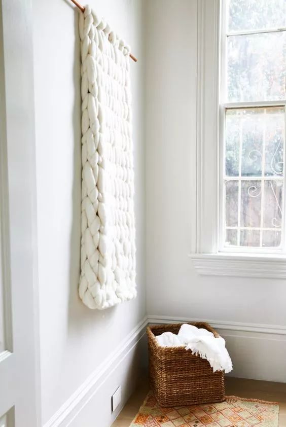 你家人的配電箱隱藏得好嗎?新房子的裝飾看起來很漂亮,因為做得很好。