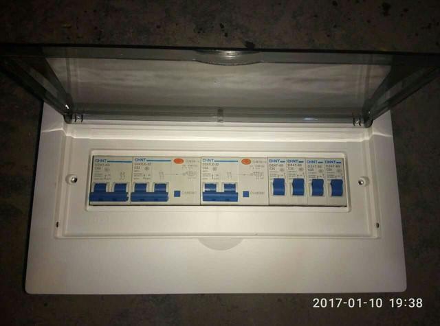 跟著師傅學做配電箱,看到師傅的手藝,我不好意思開始