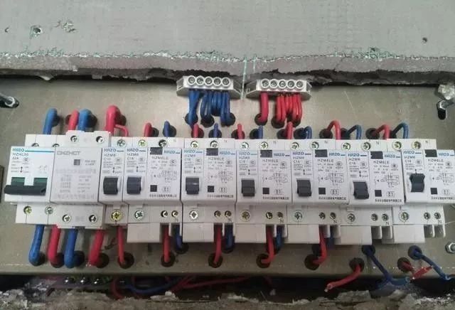 在一個建筑工地,一個建筑電工應該如何安裝一個居民配電箱!與新加入者分享